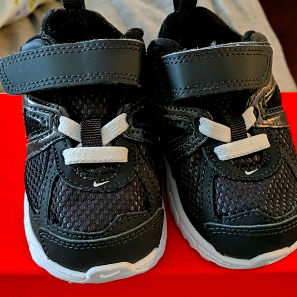 Children Nike shoes - Picture 1 of 3